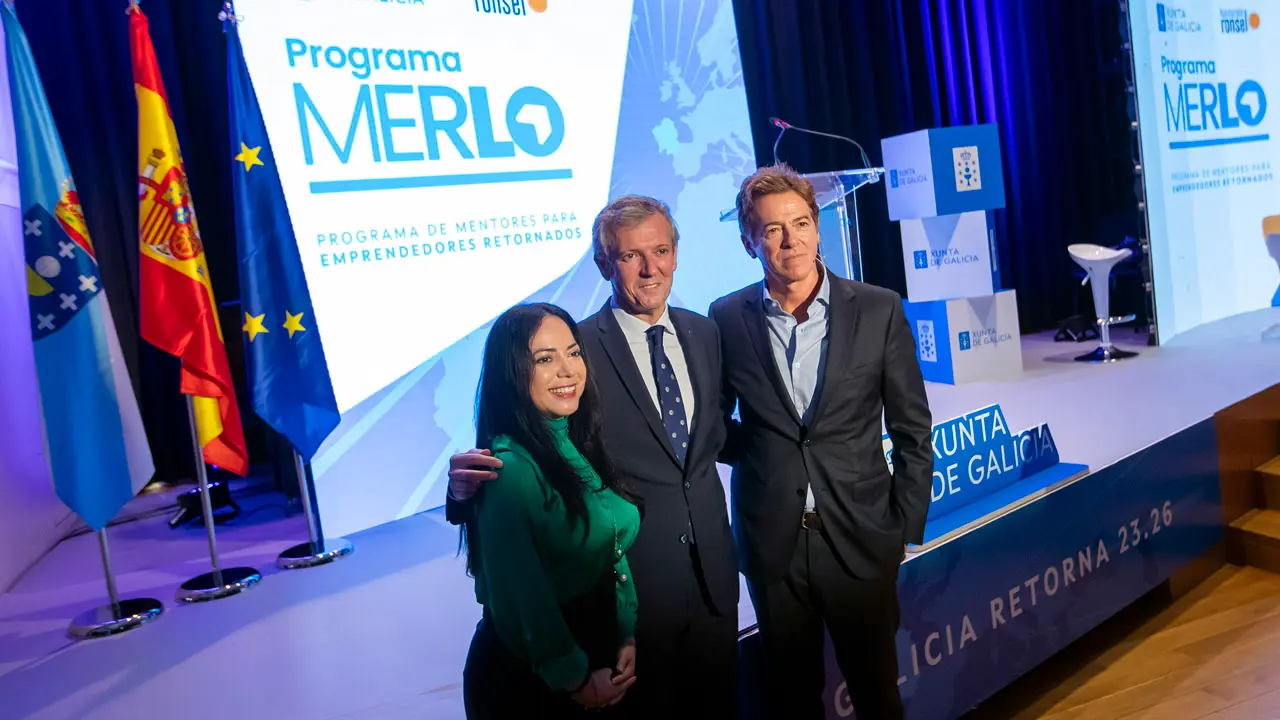 O titular do Executivo galego, Alfonso Rueda, acompañado do secretario xeral da Emigración, Antonio Rodríguez Miranda, clausura Encontro Retorno Emprendedor. Rede programa MERLO.