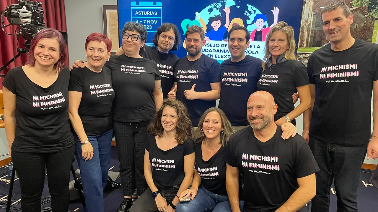 Grupo con camisetas Ni Michismi