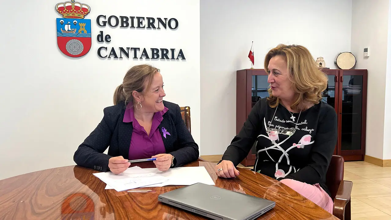 La consejera de Presidencia, Justicia, Seguridad y Simplificación Administrativa, Isabel Urrutia, se reúne con Carmen Olarreaga, presidenta de la Asociación de Agrupaciones de Folclore.  24 noviembre 2024 © Gobierno de Cantabria