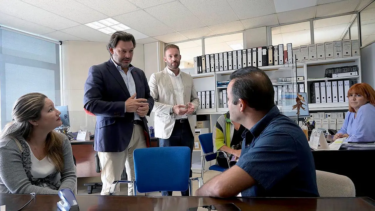 A Coruña.-
O secretario xeral da Emigración, Antonio Rodríguez Miranda, e o delegado da Xunta na Coruña, Gonzalo Trenor, visitan a Oficina Integral de Asesoramento e Seguimento ao Retorno na Coruña para comprobar a ampliación da mesma e os novos servizos.
29/08/2023
Foto: Moncho Fuentes / AGN A Coruña