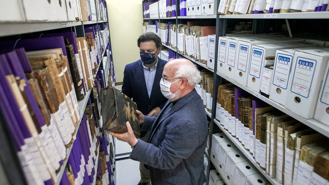O secretario xeral da Emigración, Antonio Rodríguez Miranda, visita o arquivo diocesano .