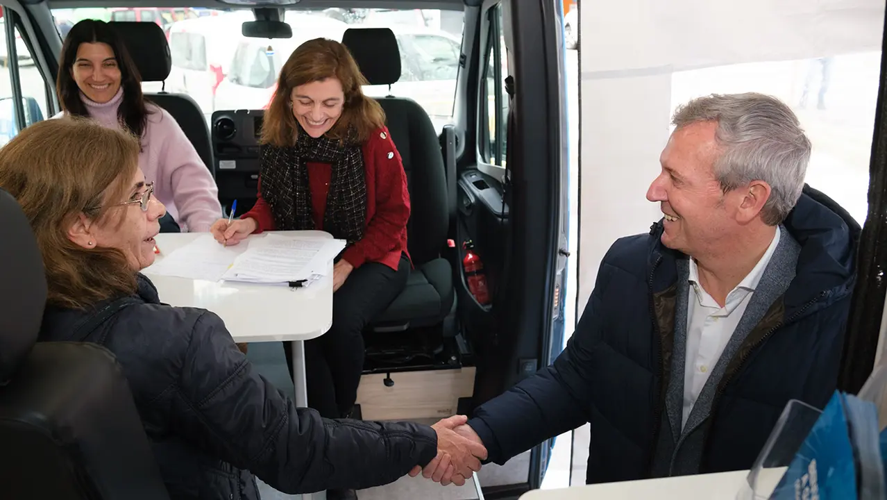 O presidente da Xunta, Alfonso Rueda, visita a Oficina Móbil de Asesoramento e Seguimento ao Retorno. Chantada, 22/1/24.