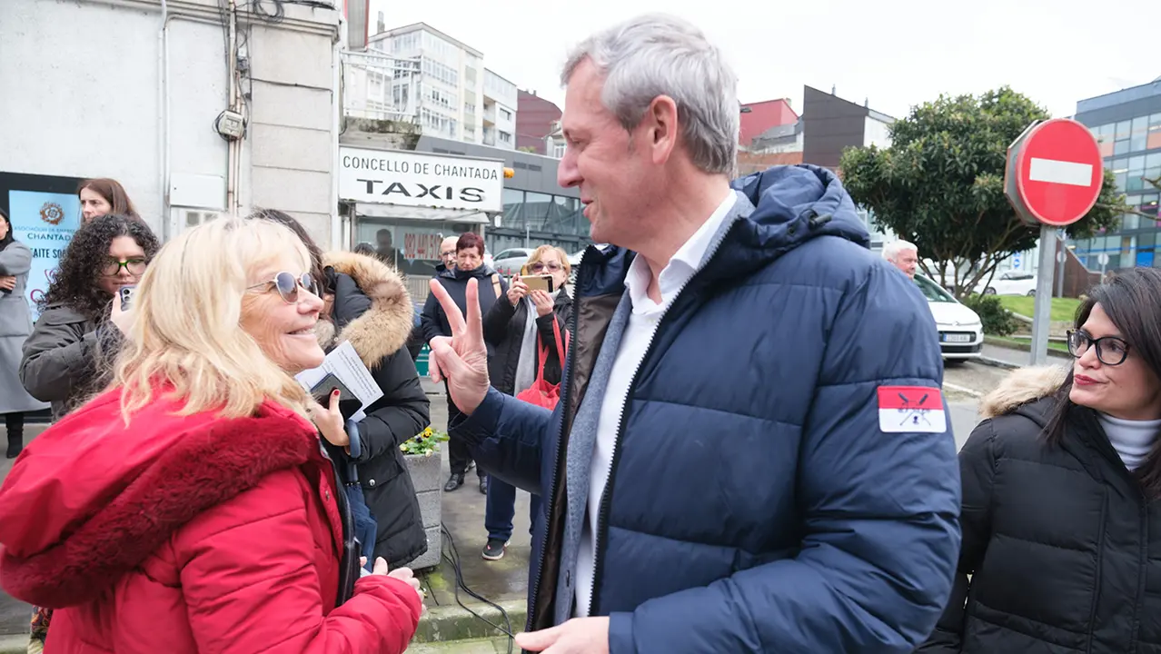 O presidente da Xunta, Alfonso Rueda, visita a Oficina Móbil de Asesoramento e Seguimento ao Retorno. Chantada, 22/1/24.