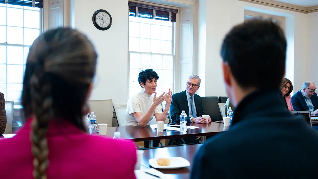 Elma Saiz Con los estudiantes españoles que se forman en Georgetown 1