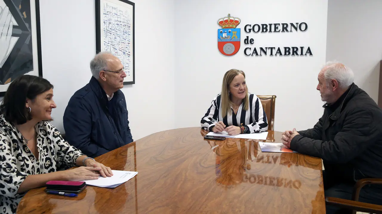 La consejera de Presidencia, Justicia, Seguridad y Simplificación Administrativa, Isabel Urrutia, se reúne con el presidente de la Federación de Coros y Danzas de Cantabria, Julio Merino
16 ENE 24