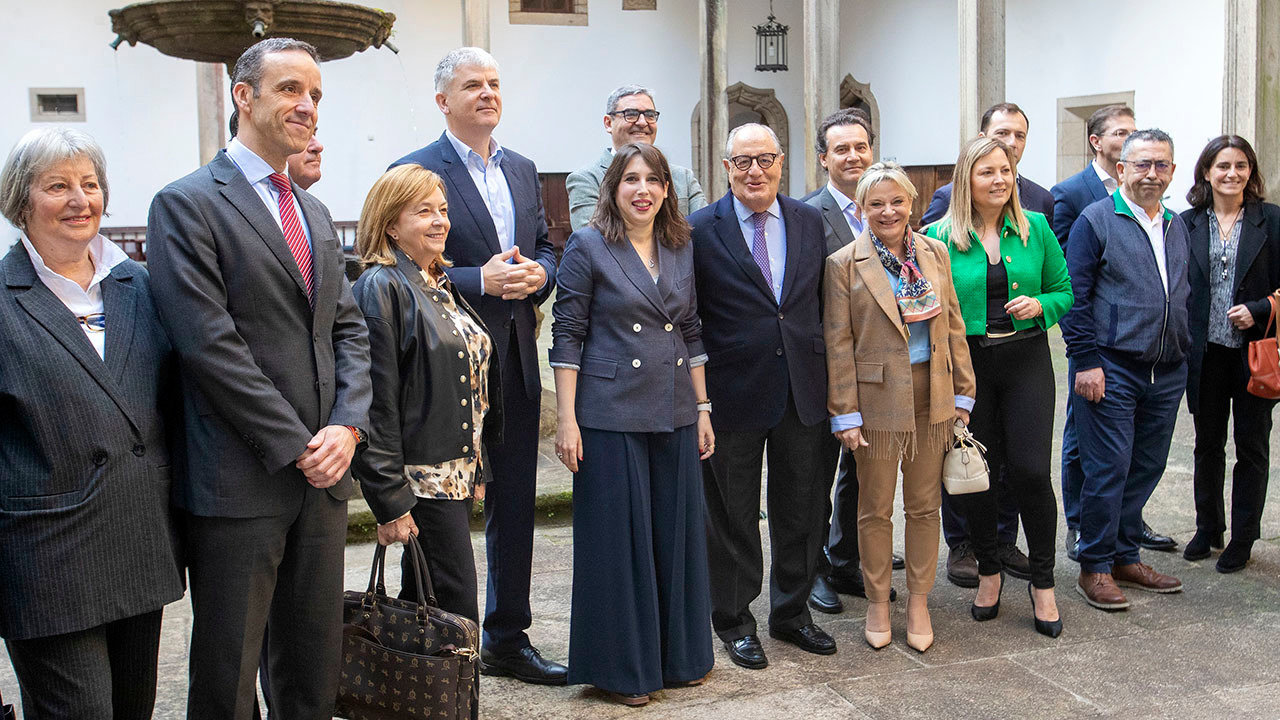 A conselleira de Economía, Industria e Innovación en funcións, María Jesús Lorenzana, mantén un encontro co Foro Económico de Galicia.