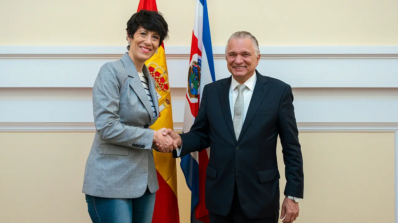 Elma Saiz con MInistro Costa Rica