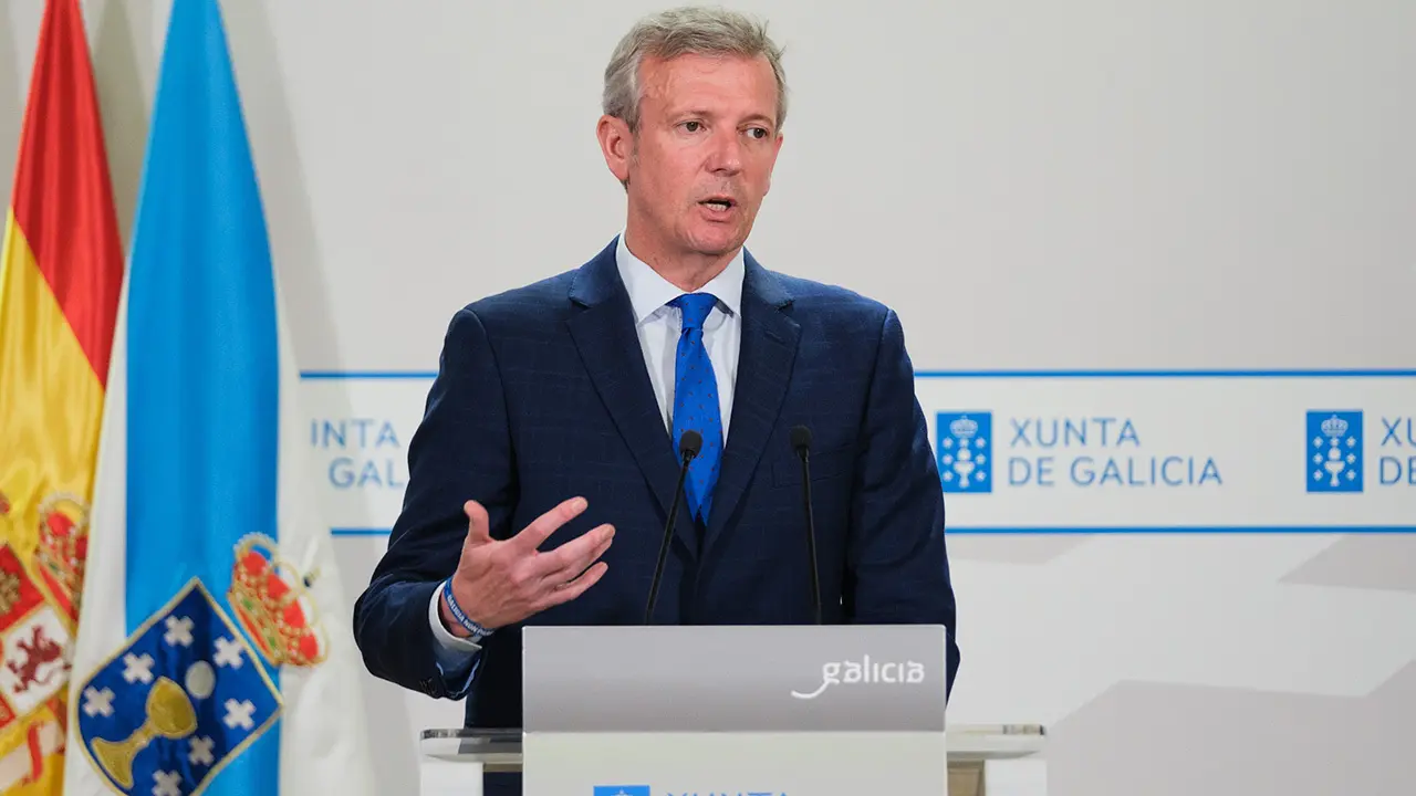 O titular do Executivo galego, Alfonso Rueda, na rolda de prensa posterior á reunión do Consello da Xunta xunto ao conselleiro de Educación, Román Rodríguez. San Caetano, 22/4/24.