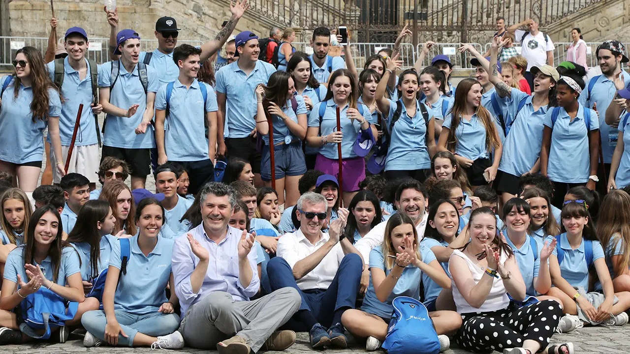 lfonso Rueda; o secretario xeral da Emigración, Antonio Rodríguez, Miranda; a directora xeral de Xuventude, Participación e Voluntariado, Cristina Pichel; e o delegado territorial da Xunta na Coruña, Ovidio Rodeiro, acompañarán aos participantes no programa “Conecta con Galicia”, que están percorrendo o último tramo do Camiño de Santiago pola  Vía da Prata