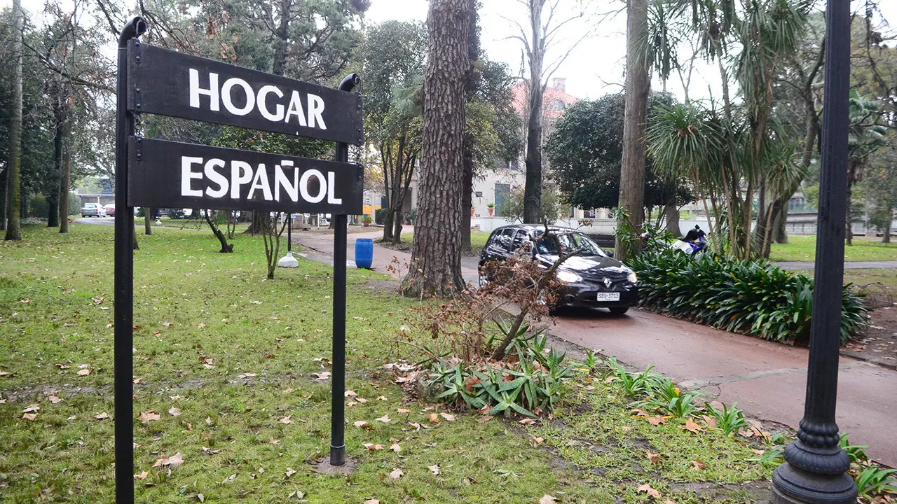 Uru.Hogar Español Cartel