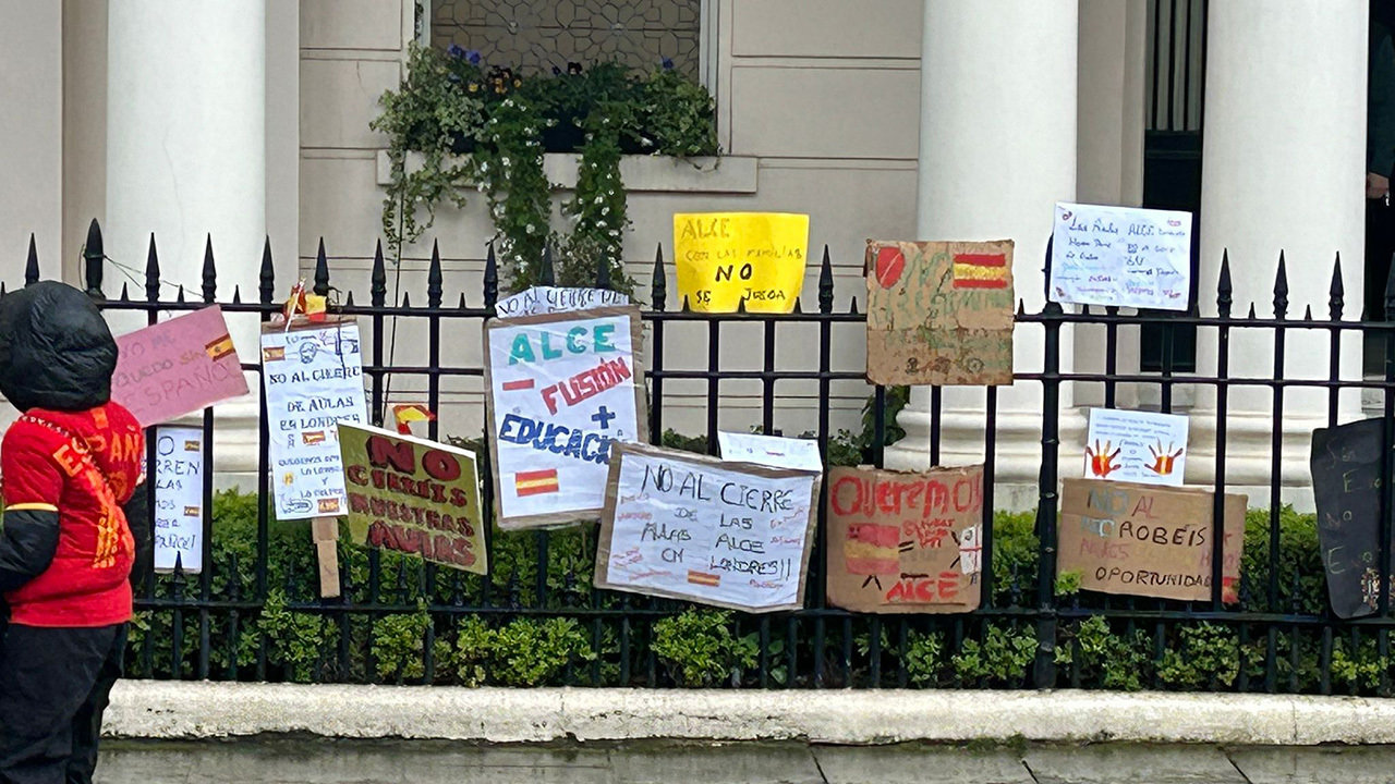 Protesta por las ALCE ante la Embajada en Londres 2
