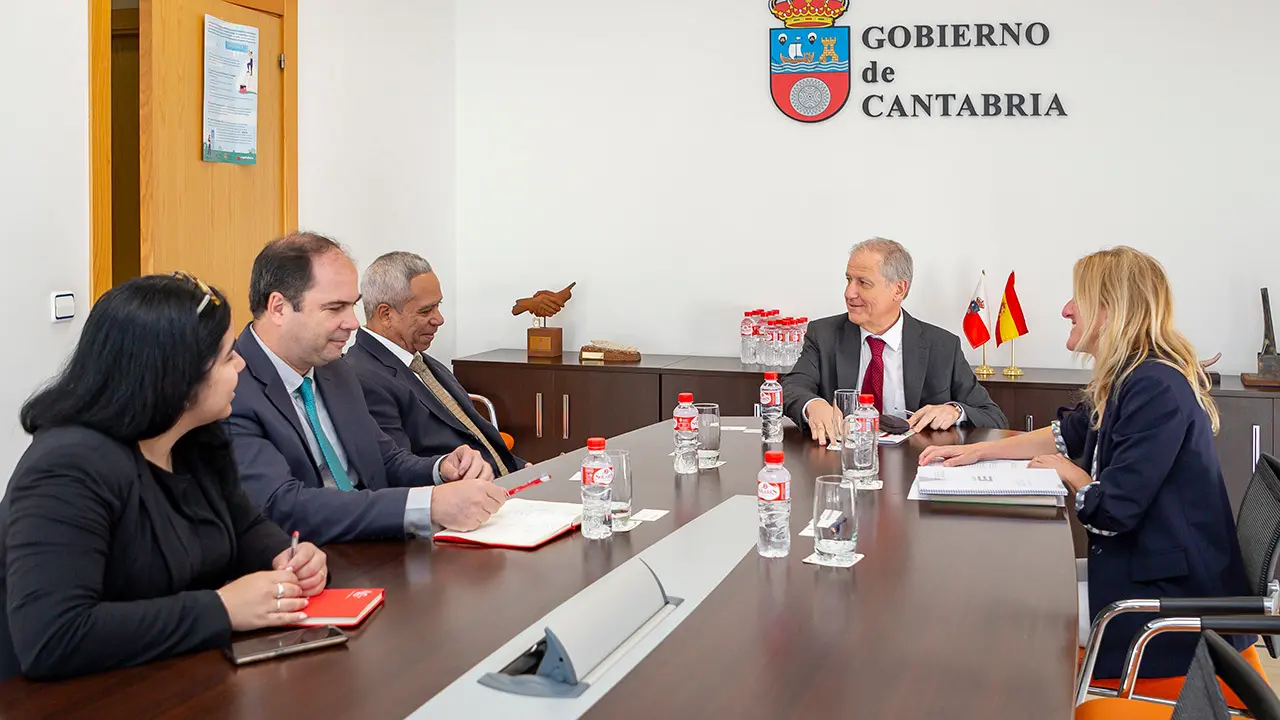 12:00.-Gobierno de Cantabria (Sala Naranja, 6ª planta)
El consejero de Industria, Empleo, Innovación y Comercio, Eduardo Arasti, se reúne con representantes de la Cámara de Comercio de Cuba