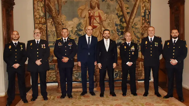 embajador con policias