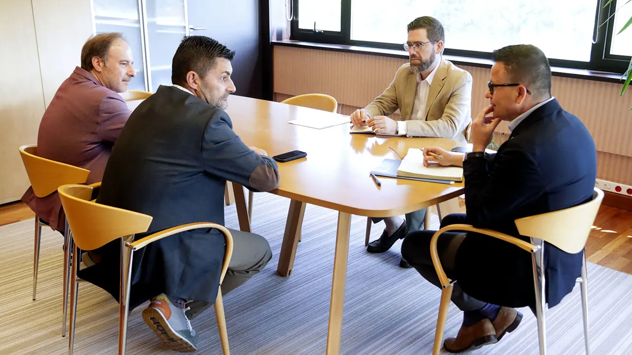 O conselleiro de Emprego, Comercio e Emigración, José González, acompañado do secretario xeral de Emprego e Relacións Laborais, Pablo Fernández, manterá un encontro co presidente da Unión de Profesionais e Traballadores Autónomos - Asociación Galega de Traballadores Autónomos e do Mar (UPTA-Agtamar), Eduardo Abad. No despacho do conselleiro (3º andar do edificio administrativo da Consellería).
Conchi Paz