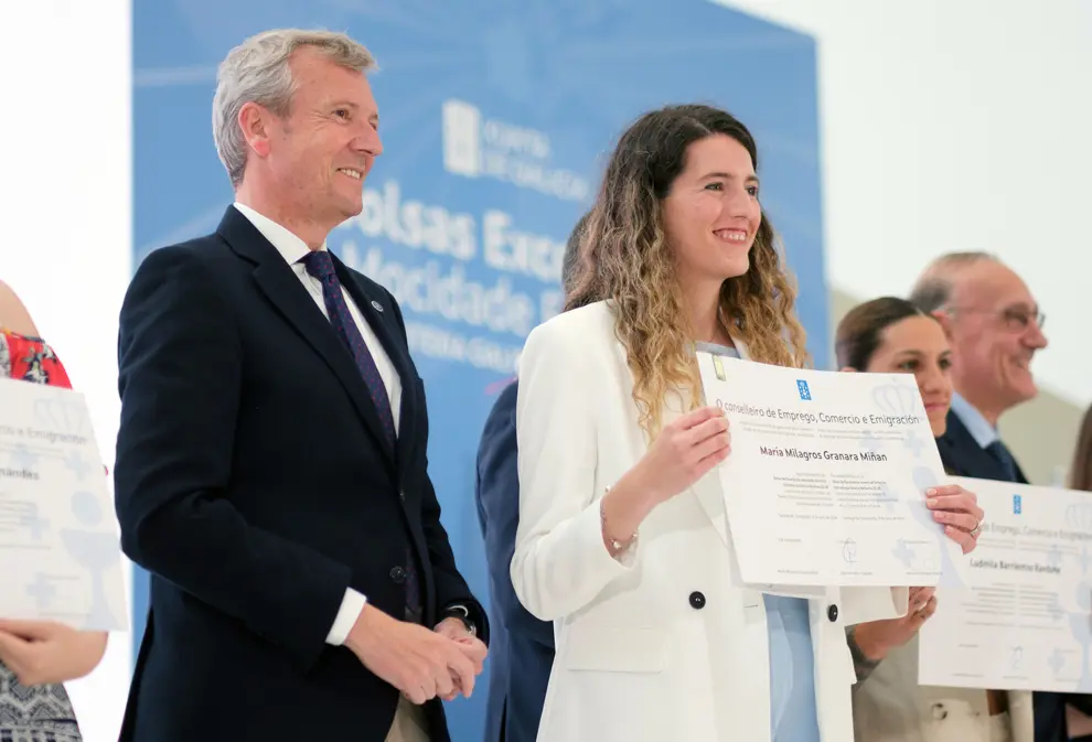 O presidente da Xunta, Alfonso Rueda, acompañado do conselleiro de Emprego, Comercio e Emigración, José González, e o conselleiro de Educación, Ciencia, Universidades e FP, Román Rodríguez, asiste á entrega de diplomas dos beneficiarios do programa BEME 2023/2024 (Bolsas de Excelencia Mocidade Exterior). Cidade da Cultura, 11/6/24.