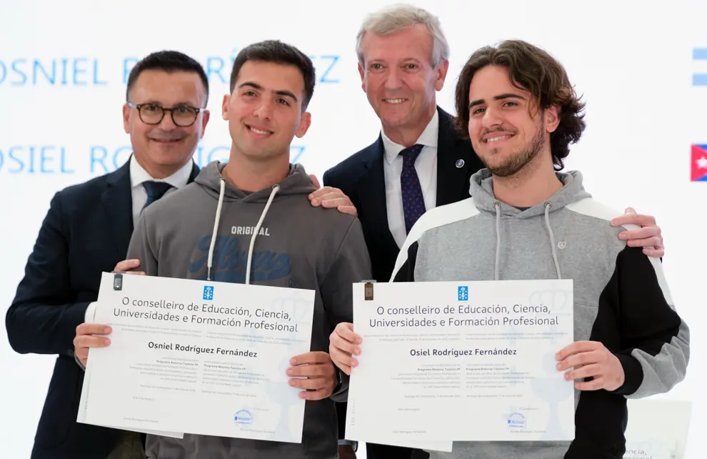 O presidente da Xunta, Alfonso Rueda, acompañado do conselleiro de Emprego, Comercio e Emigración, José González, e o conselleiro de Educación, Ciencia, Universidades e FP, Román Rodríguez, asiste á entrega de diplomas dos beneficiarios do programa BEME 2023/2024 (Bolsas de Excelencia Mocidade Exterior). Cidade da Cultura, 11/6/24.