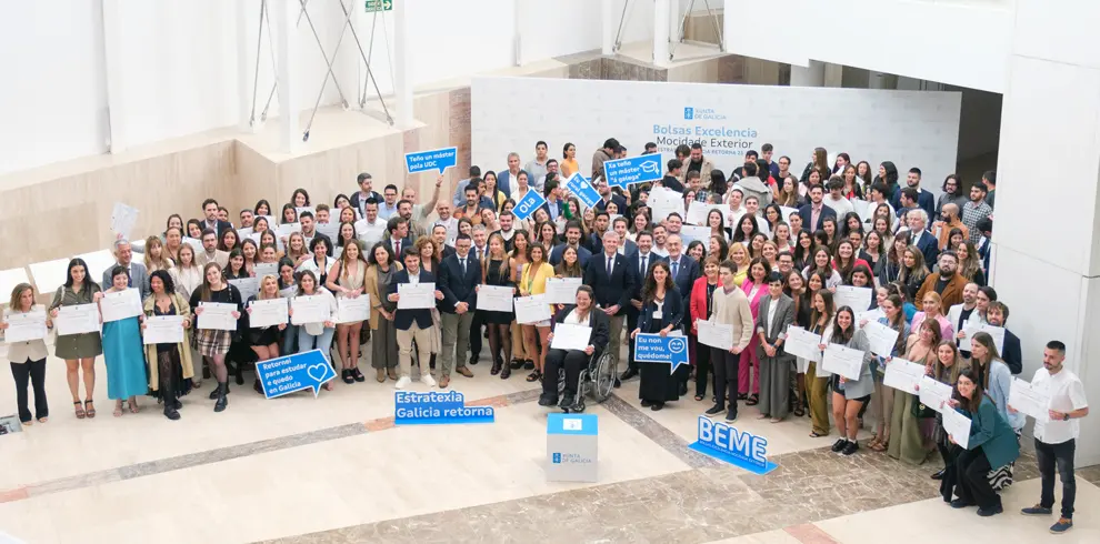 O presidente da Xunta, Alfonso Rueda, acompañado do conselleiro de Emprego, Comercio e Emigración, José González, e o conselleiro de Educación, Ciencia, Universidades e FP, Román Rodríguez, asiste á entrega de diplomas dos beneficiarios do programa BEME 2023/2024 (Bolsas de Excelencia Mocidade Exterior). Cidade da Cultura, 11/6/24.