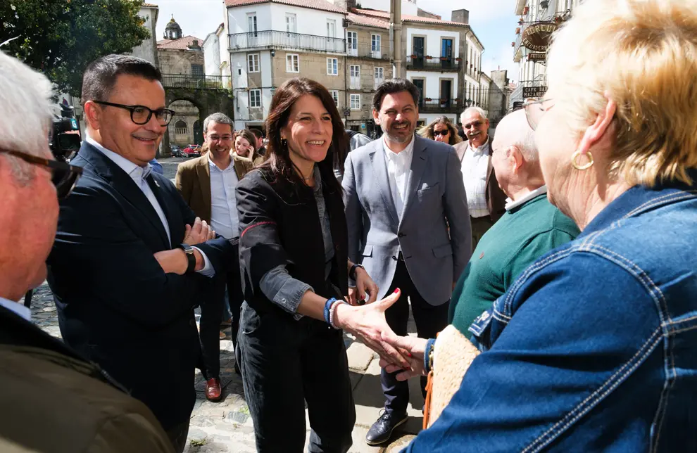 O conselleiro de Emprego, Comercio e Emigración, José González, e a conselleira de Vivenda e Planificación de Infraestruturas, María Martínez Allegue, participan nas xornadas de portas abertas da nova sede da Secretaría Xeral da Emigración e da Oficina Integral de Asesoramento e Seguimento ao Retorno no marco da Semana da Administración Aberta. Santiago, 14/6/24.