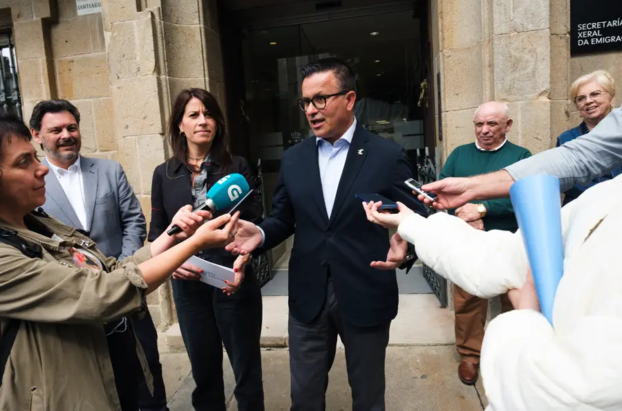 O conselleiro de Emprego, Comercio e Emigración, José González, e a conselleira de Vivenda e Planificación de Infraestruturas, María Martínez Allegue, participan nas xornadas de portas abertas da nova sede da Secretaría Xeral da Emigración e da Oficina Integral de Asesoramento e Seguimento ao Retorno no marco da Semana da Administración Aberta. Santiago, 14/6/24.