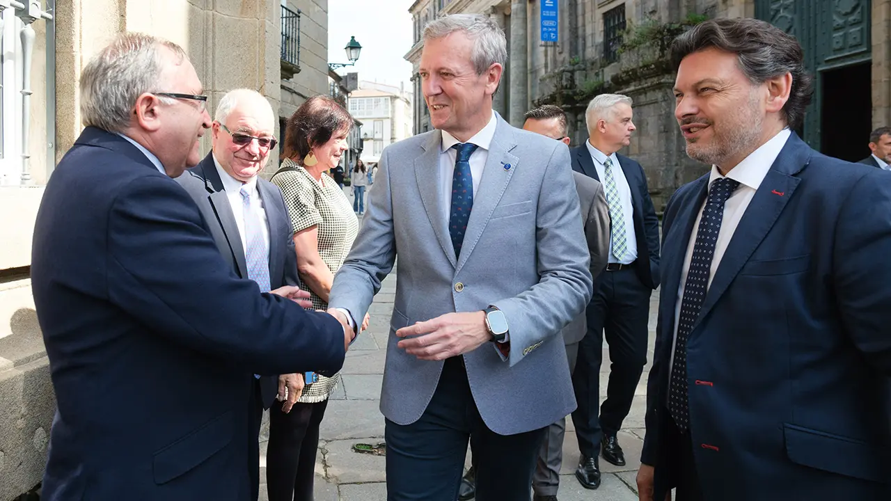 O presidente da Xunta, Alfonso Rueda, acompañado do conselleiro de Emprego, Comercio e Emigración, José González, acude á reunión da Comisión Delegada do Consello de Comunidades Galegas. Secretaría Xeral da Emigración (Santiago), 27/6/24.
