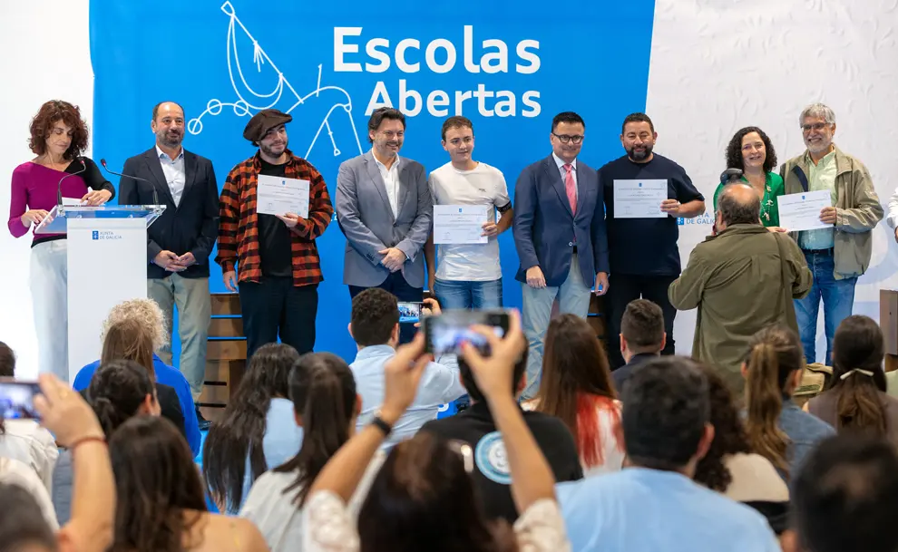 09,00 h.-       O conselleiro de Emprego, Comercio e Emigración, José González, acompañado polo secretario xeral da Emigración, Antonio Rodríguez Miranda, o director de Turismo de Galicia, Xosé Merelles, e a delegada territorial da Xunta na Coruña, Belén do Campo, participará no acto de clausura do programa Escolas Abertas 2024. No Centro Superior de Hostalería de Galicia (carretera Santiago-Noia, Barcia, Km 3 foto xoán crespo