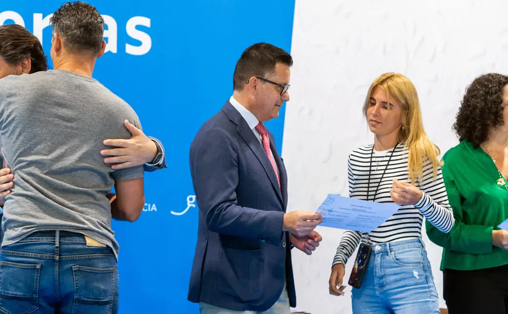 09,00 h.-       O conselleiro de Emprego, Comercio e Emigración, José González, acompañado polo secretario xeral da Emigración, Antonio Rodríguez Miranda, o director de Turismo de Galicia, Xosé Merelles, e a delegada territorial da Xunta na Coruña, Belén do Campo, participará no acto de clausura do programa Escolas Abertas 2024. No Centro Superior de Hostalería de Galicia (carretera Santiago-Noia, Barcia, Km 3 foto xoán crespo