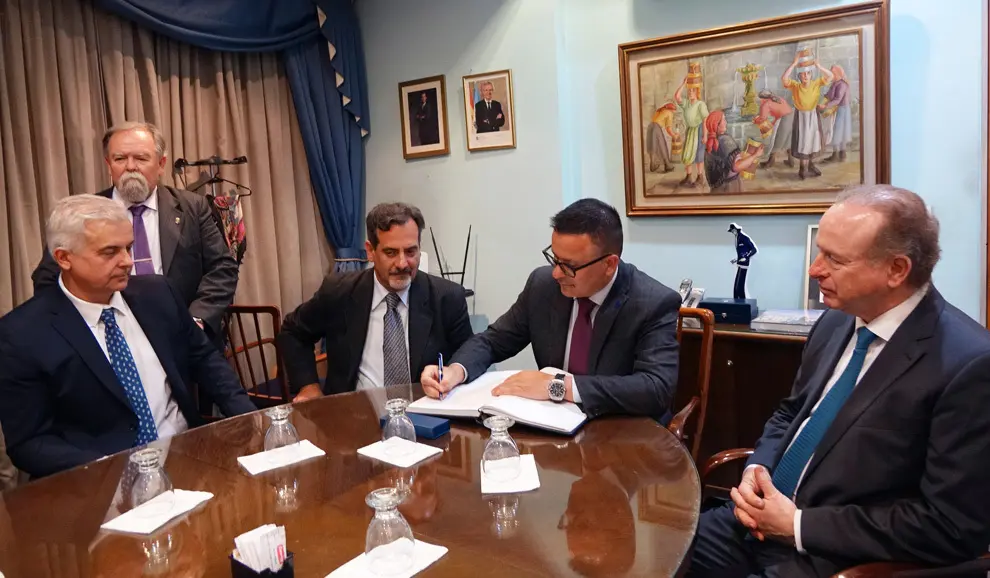 El Conselleiro firma el libro de Oro del Centro Galicia 1