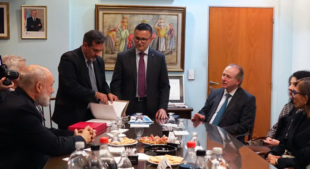 Entrega de presentes al Conselleiro 1