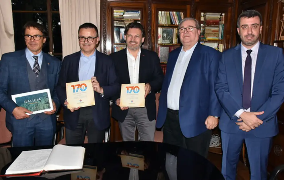 Con los libros de 170 años de la Asociacion Española 2