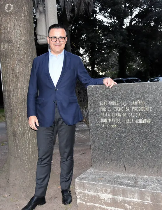 Junto al carballo plantado por manuel fraga