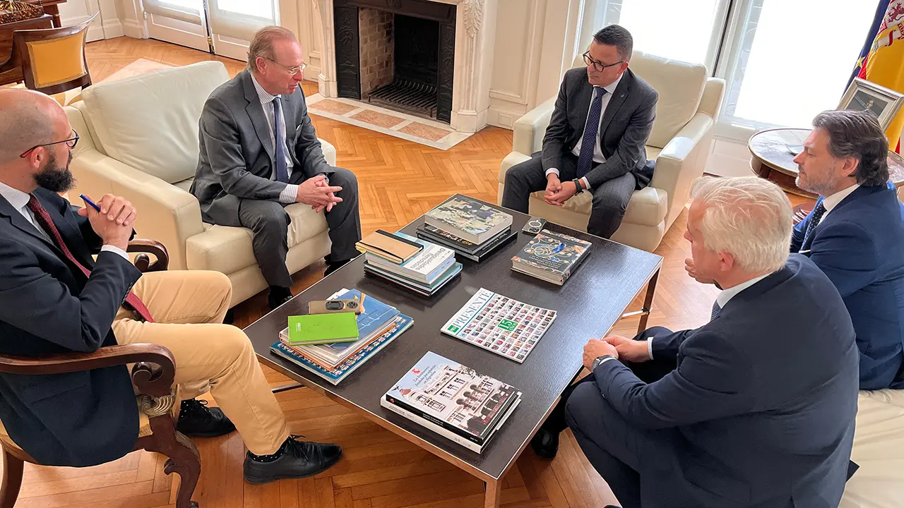José González en la Embajada de Argentina