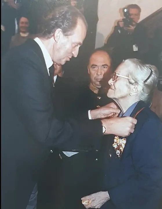 El Rey don Juan Carlos impone a Duce Mª Loynaz la medalla del premio Miguel de Cervantes de literatura 1992