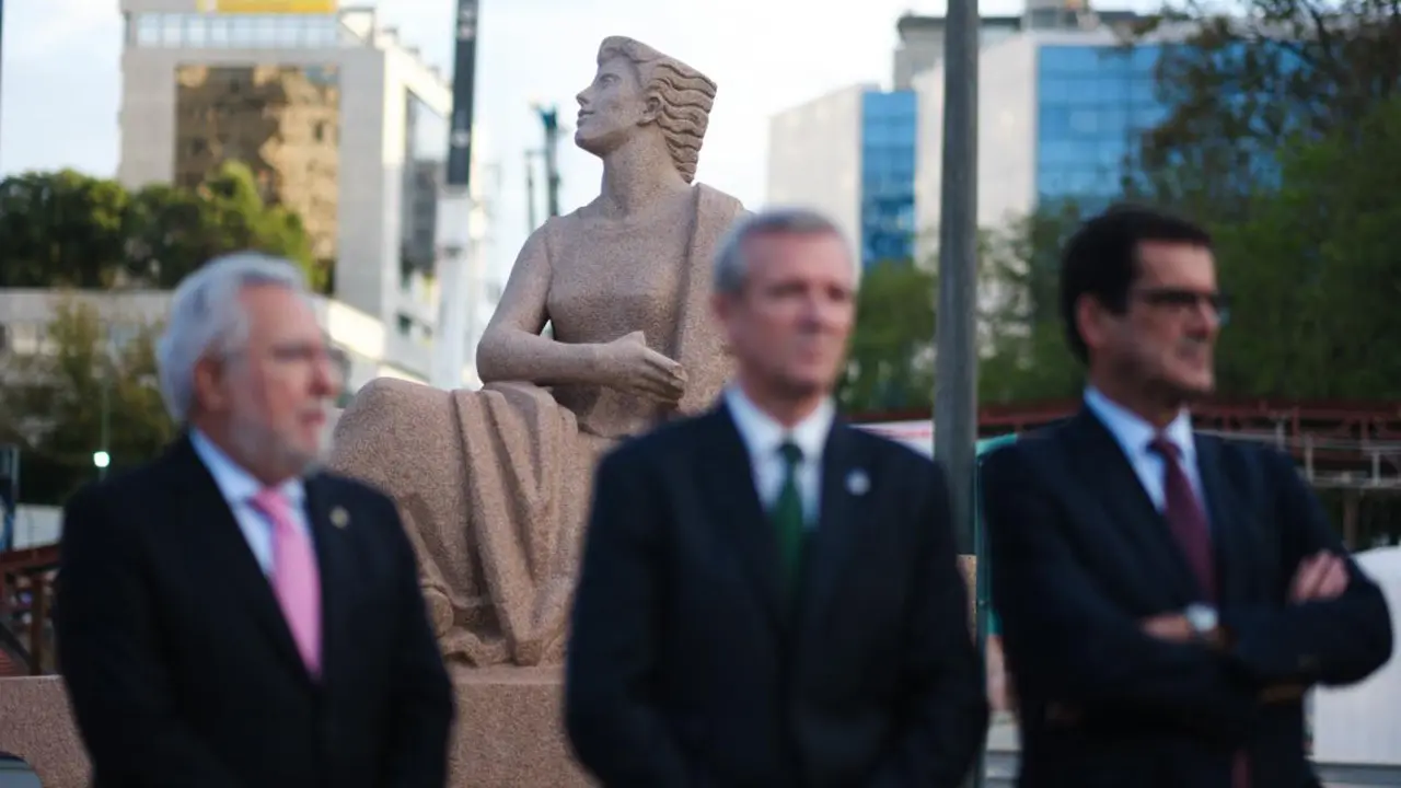 Rueda. Estatua de Rosalía de Castro en Portugal 2