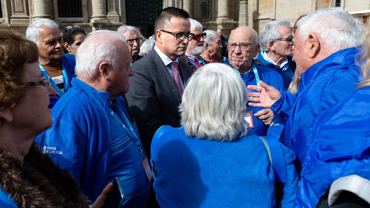 13,15 h.-             O conselleiro de Emprego, Comercio e Emigración, José González, acompañado do secretario xeral da Emigración, Antonio Rodríguez Miranda, participa na recepción aos participantes do programa Reencontros con Galicia. Na Praza da Quintana. foto xoán crespo