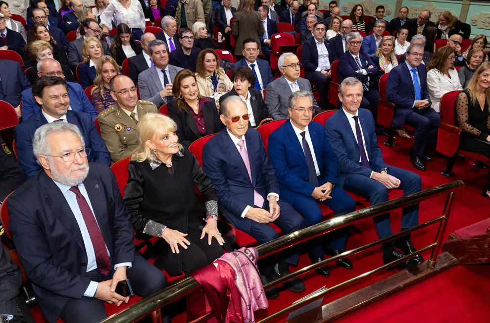 OURENSE   12,00 h.-            O presidente da Xunta, Alfonso Rueda, acompañado do conselleiro de Emprego, Comercio e Emigración, José González, asistirá ao acto de entrega do premio Ourensanía 2024 a Olegario Vázquez Raña. No Teatro Principal (rúa da Paz, 9)