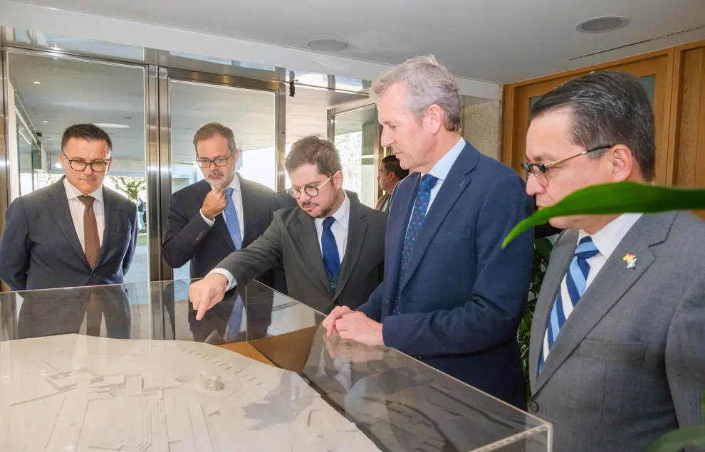 O titular do Executivo galego, Alfonso Rueda, acompañado do conselleiro de Emprego, Comercio e Emigración, José González, mantén un almorzo cos embaixadores hispanoamericanos das repúblicas de Chile, Honduras e Arxentina en España. Residencia de Monte Pío, 11/11/24.