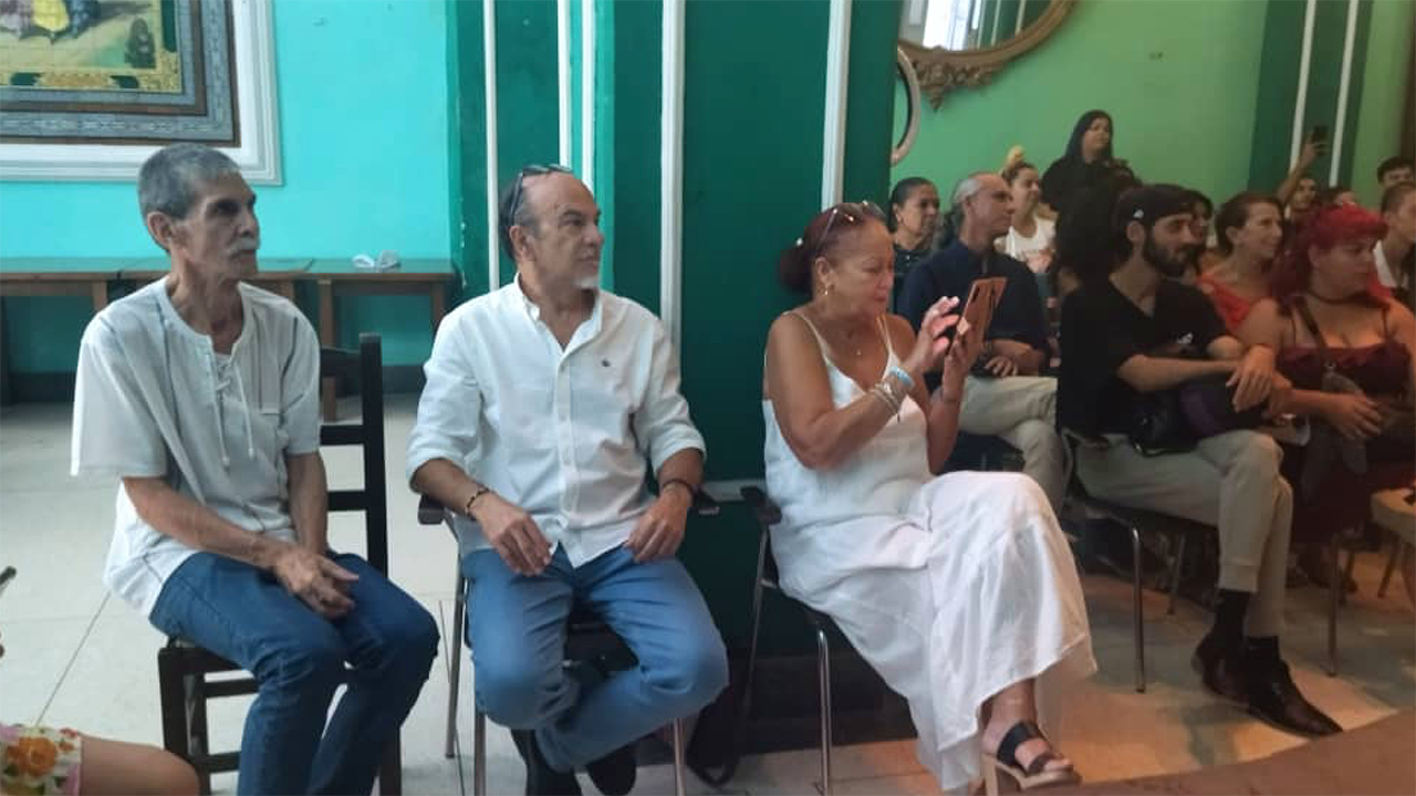 Centro Andaluz Habana 6- De izquierda a derecha Isidro Jiménez presidente del Centro Andaluz, Antonio Zurita presidente de la Asociación Andalucía-Cuba.  y María de los Angeles Coordinadora General de Cultura del Centro Andaluz1