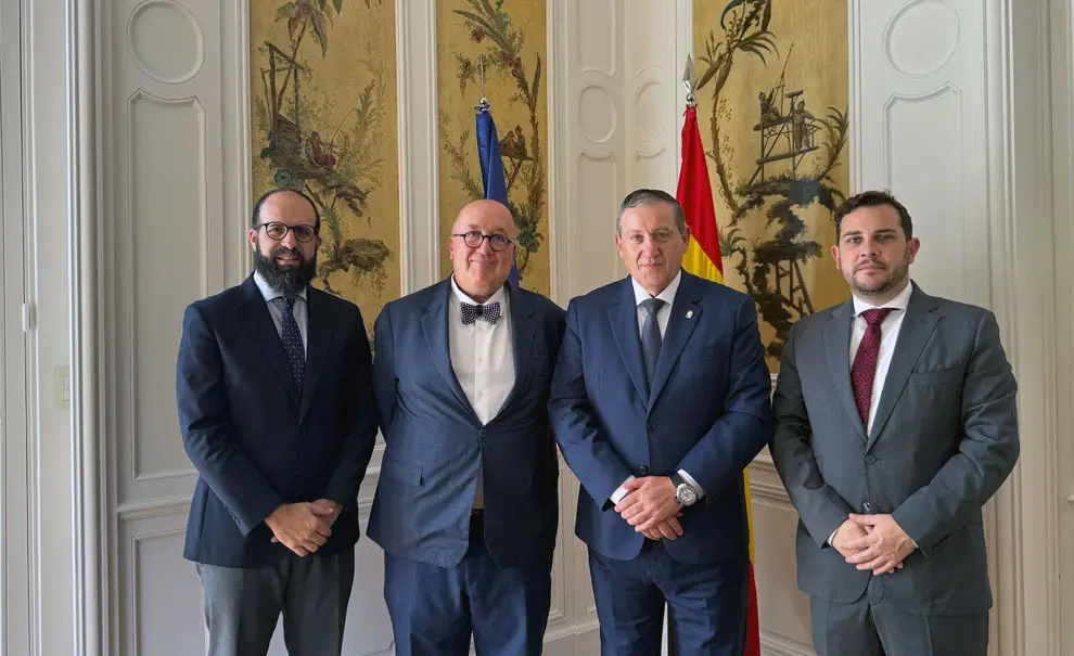 Con consejeros de la Embajada 1