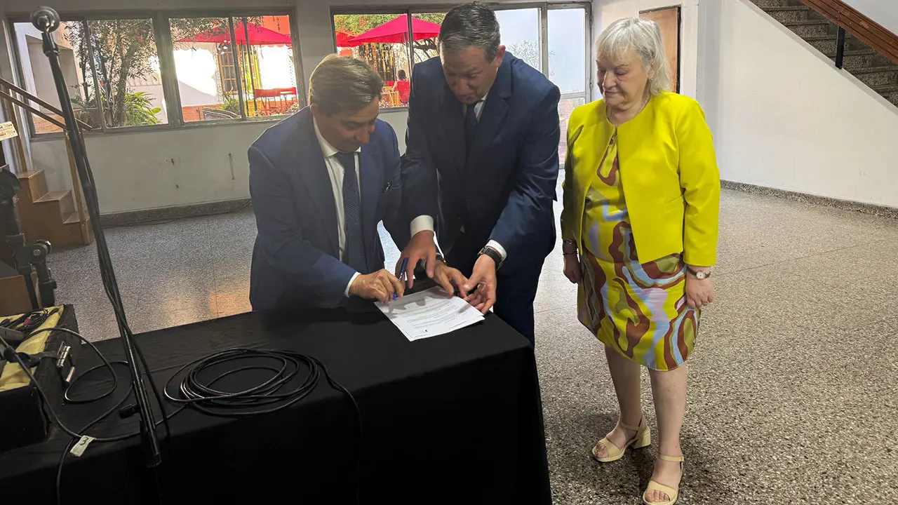 Firmando un convenio con la Universidad