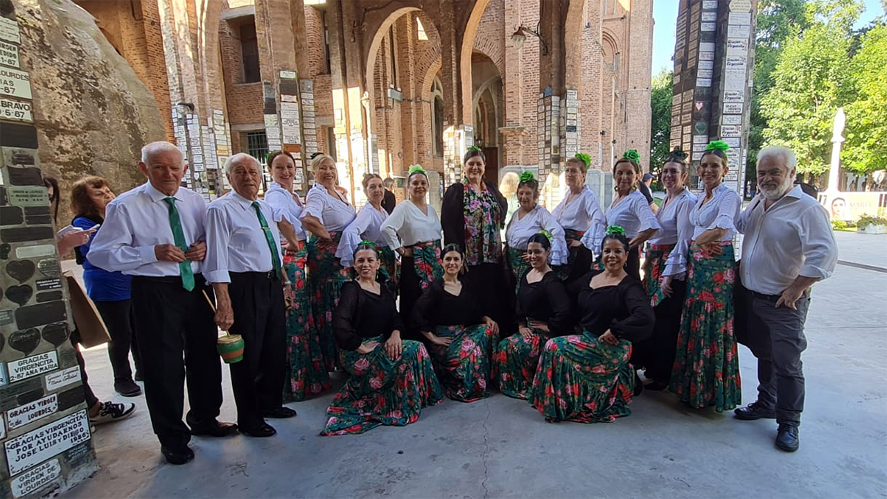 Coro y grupo de baile 2