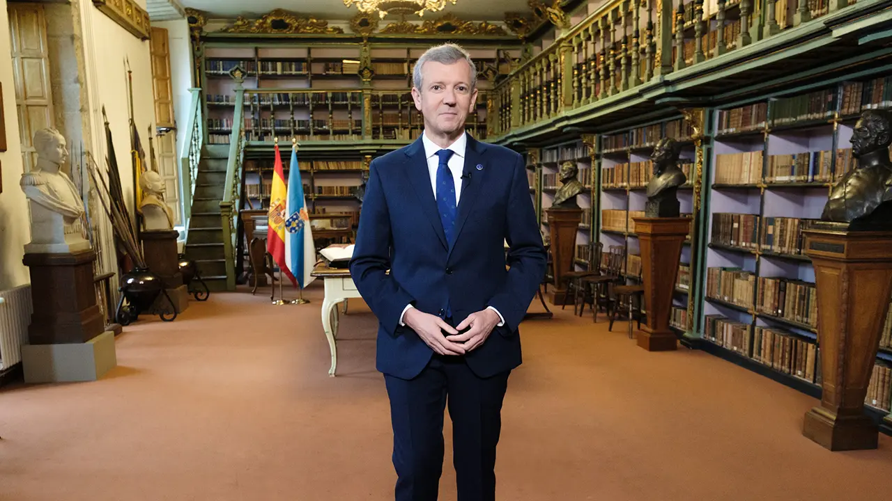 O presidente da Xunta, Alfonso Rueda, durante a gravación da mensaxe de Fin de Ano 2024. Biblioteca de América no Pazo de Fonseca (Santiago de Compostela).