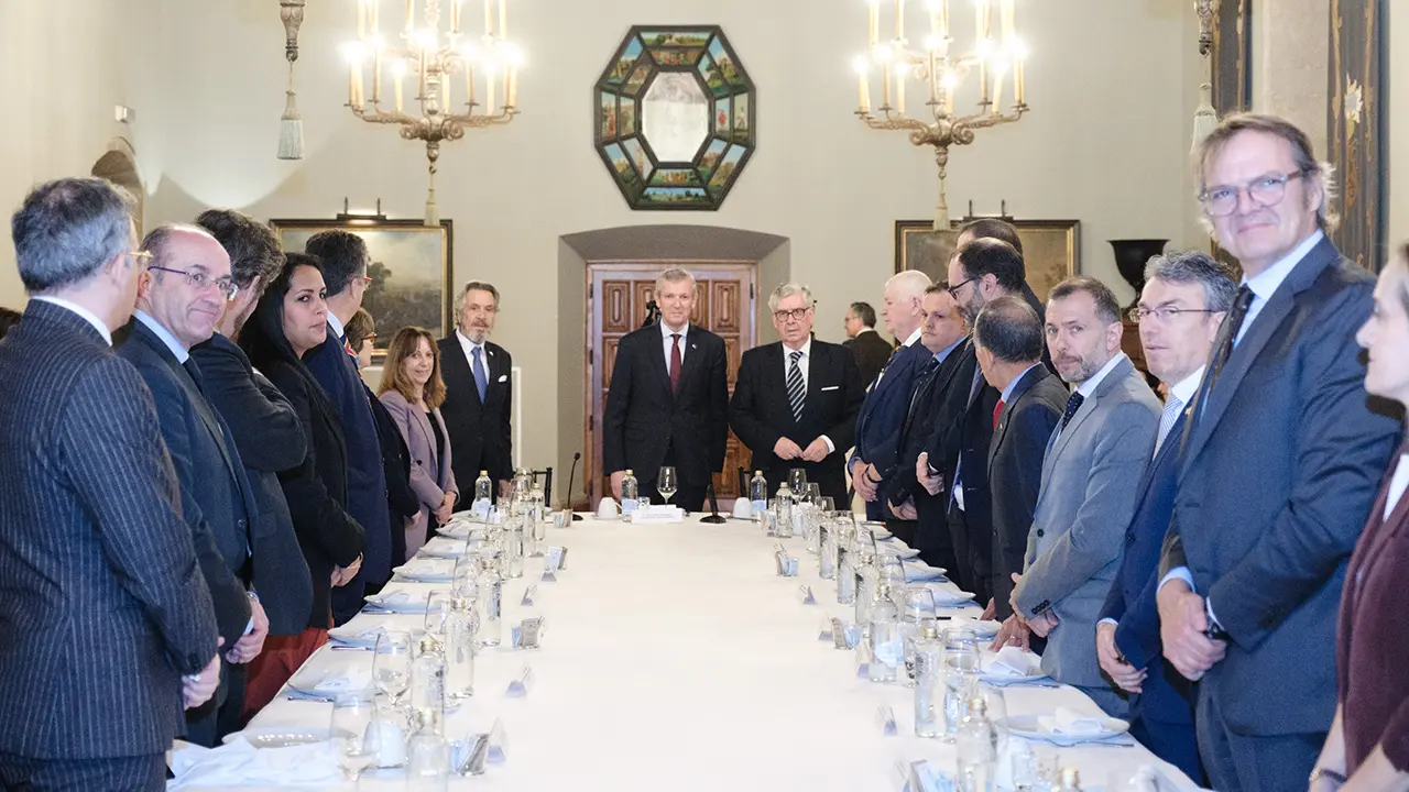 O presidente da Xunta, Alfonso Rueda, xunto ao conselleiro de Presidencia, Xustiza e Deportes, Diego Calvo, mantén un almorzo-coloquio co honorable Corpo Consular acreditado en Galicia. Hostal dos Reis Católicos, 9/1/25.