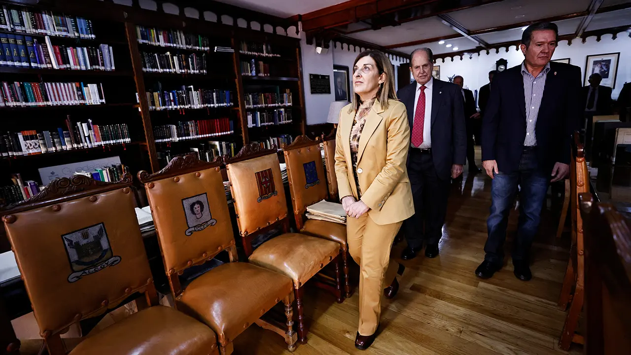 MEX0000. CIUDAD DE MÉXICO (MÉXICO), 13/01/2025.- La Presidenta de Cantabria, María José Sanz de Buruaga (i), el presidente de la Asociación Montañesa en México, Julio Gómez (d-atrás), y el presidente del casino español,  Augusto González Piñeiro (c-atrás), recorren el Casino Español de Mèxico, previo a una reunión con la Junta Directiva del Casino Español de México y de la Asociación Montañesa en México, este lunes en la Ciudad de México (México). EFE/ Sashenka Gutiérrez
13 ENE 24