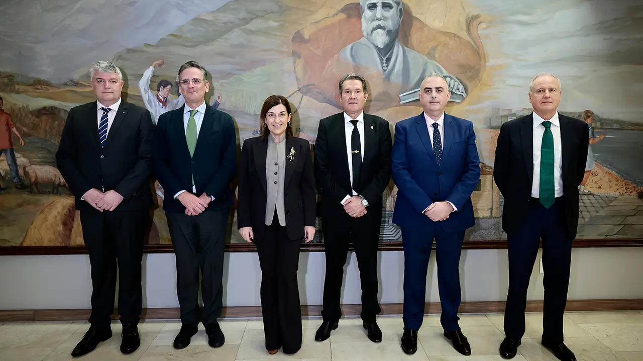 MEX00. CIUDAD DE MÉXICO (MÉXICO), 15/01/2025.- La presidenta del Gobierno de Cantabria, María José Sáenz de Buruaga (3i), los consejeros; el de Economía, Hacienda y Fondos Europeos, Luis Ángel Agüeros (i), el de Industria, Empleo, Innovación y Comercio de Cantabria, Eduardo Arasti (d) y el de Fomento, Vivienda, Ordenación del Territorio y Medio Ambiente de Cantabria, Roberto Media (2d), el presidente de la Asociación Montañesa de México, Julio Gómez (3d) y el presidente de la Cámara Española de Comercio en México, Antonio Basagoiti (2i), posan hoy, miércoles 15 de enero de 2025, durante una reunión en la sede de la Asociación Montañesa de México, en Ciudad de México. EFE/José Méndez