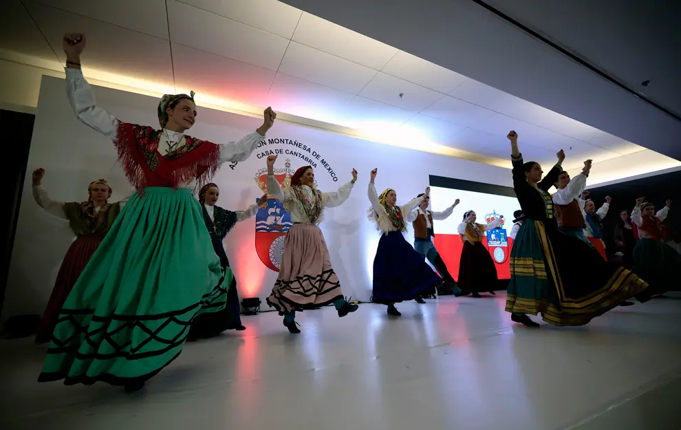 MEX00. CIUDAD DE MÉXICO (MÉXICO), 16/01/2025.-  Grupos folkloricos cantábricos se presentan durante la visita de la presidenta del Gobierno de Cantabria, María José Sáenz de Buruaga, a la Asociación Montañesa de México hoy, jueves 16 de enero de 2025. EFE/José Méndez
