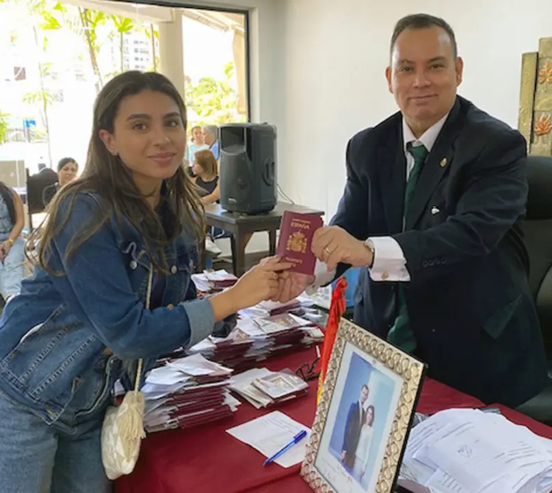 ENTREGA DE PASAPORTES ESPAÑOLES EN LECHERÍA 11 FEBRERO 2025 4