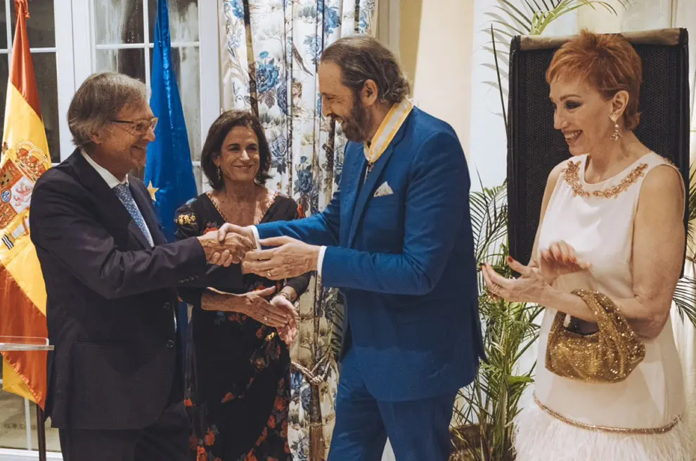 Juan Luis Guerra condecorado 2