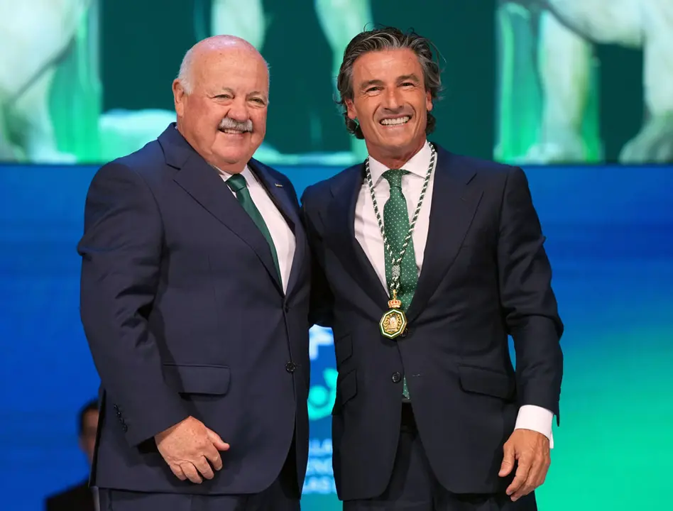 Medalla a Federico Linares