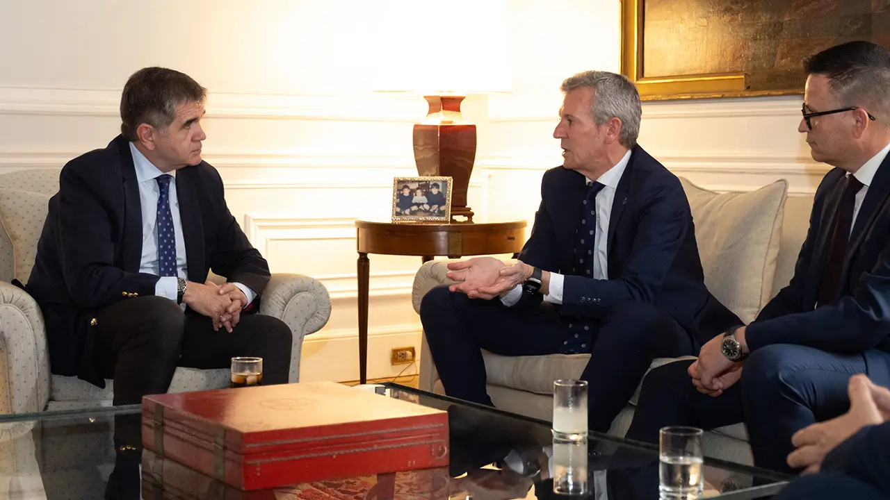 O presidente da Xunta, Alfonso Rueda, acompañado polo conselleiro de Emprego, Comercio e Emigración, José González, reúniese co embaixador de España na Arxentina, Joaquín de Arístegui. Embaixada de España en Bos Aires, 06/03/25.