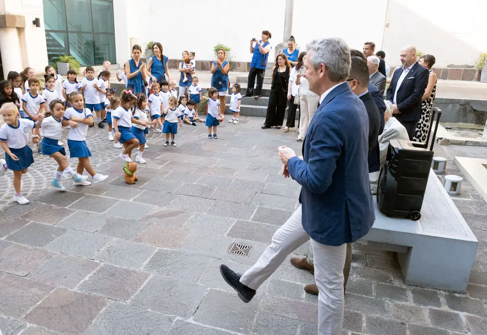 O titular do Executivo galego, Alfonso Rueda, acompañado polo conselleiro de Emprego, Comercio e Emigración, José González, asiste á apertura do curso escolar do Instituto Argentino Gallego Santiago Apóstol no Ano Castelao, e visita o cadro de Castelao Última lección do Mestre. Instituto Santiago Apóstol (Buenos Aires), 07/03/25.
